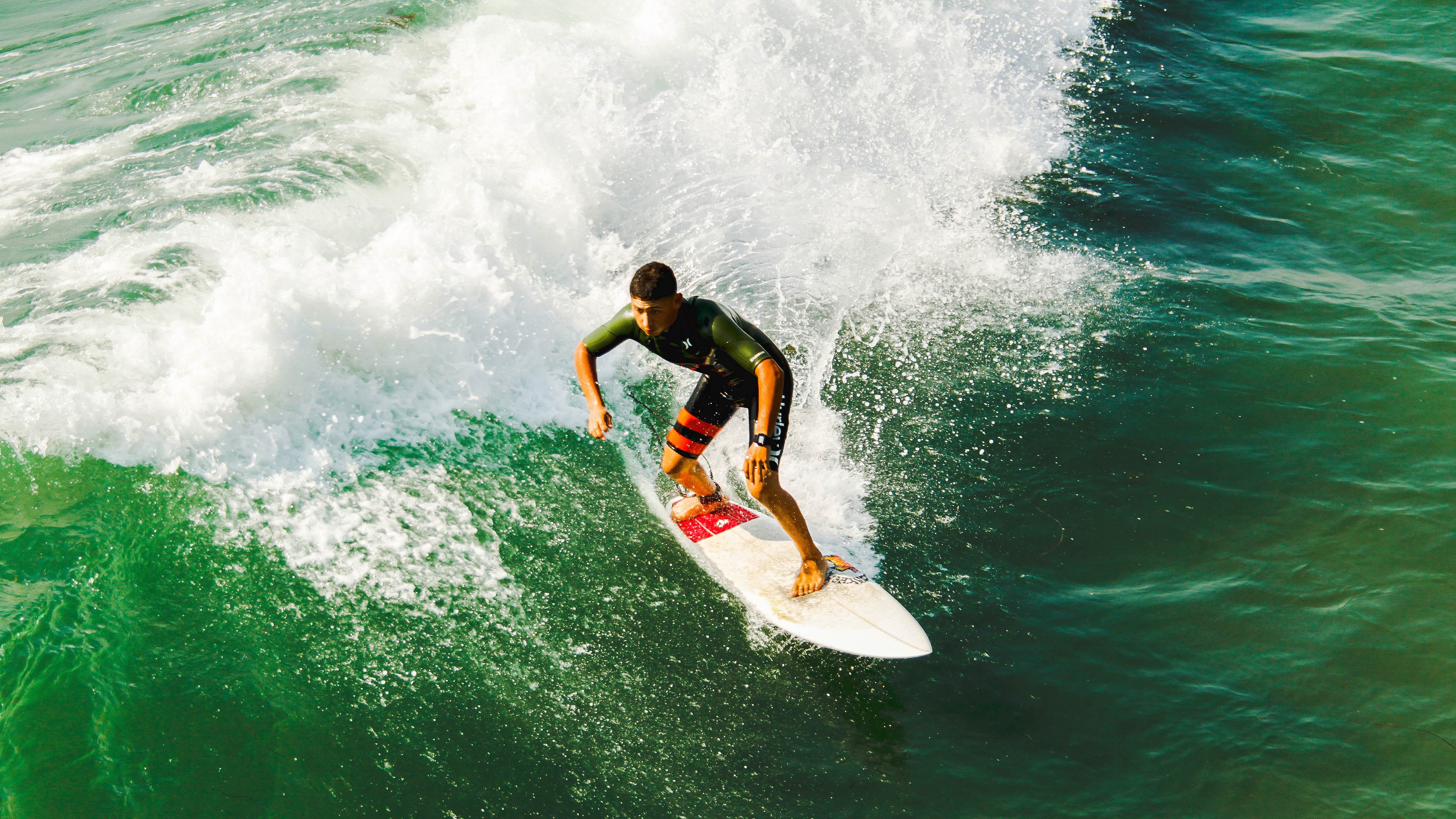 九游游戏-德甲战场，比分4-3，比赛由精彩反击引爆，角球15个，控球率65%，德甲比赛集锦